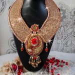 Plastron Renaissance brodé de rocailles Or et Rouge